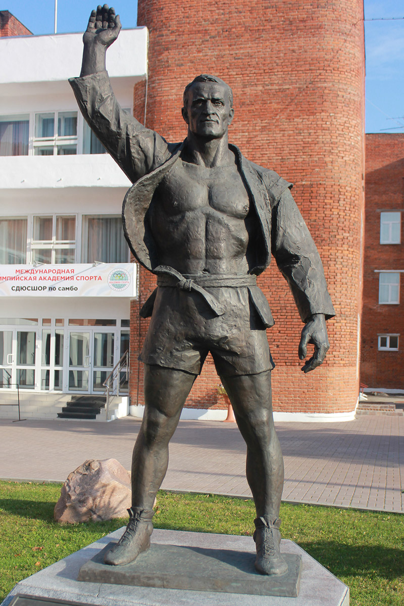 Памятник М. Бурдикову
