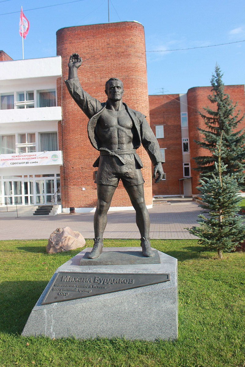 Памятник М. Бурдикову
