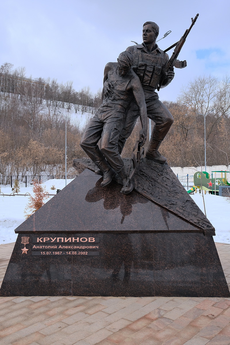 Памятник герою России Крупинову Анатолию Александровичу