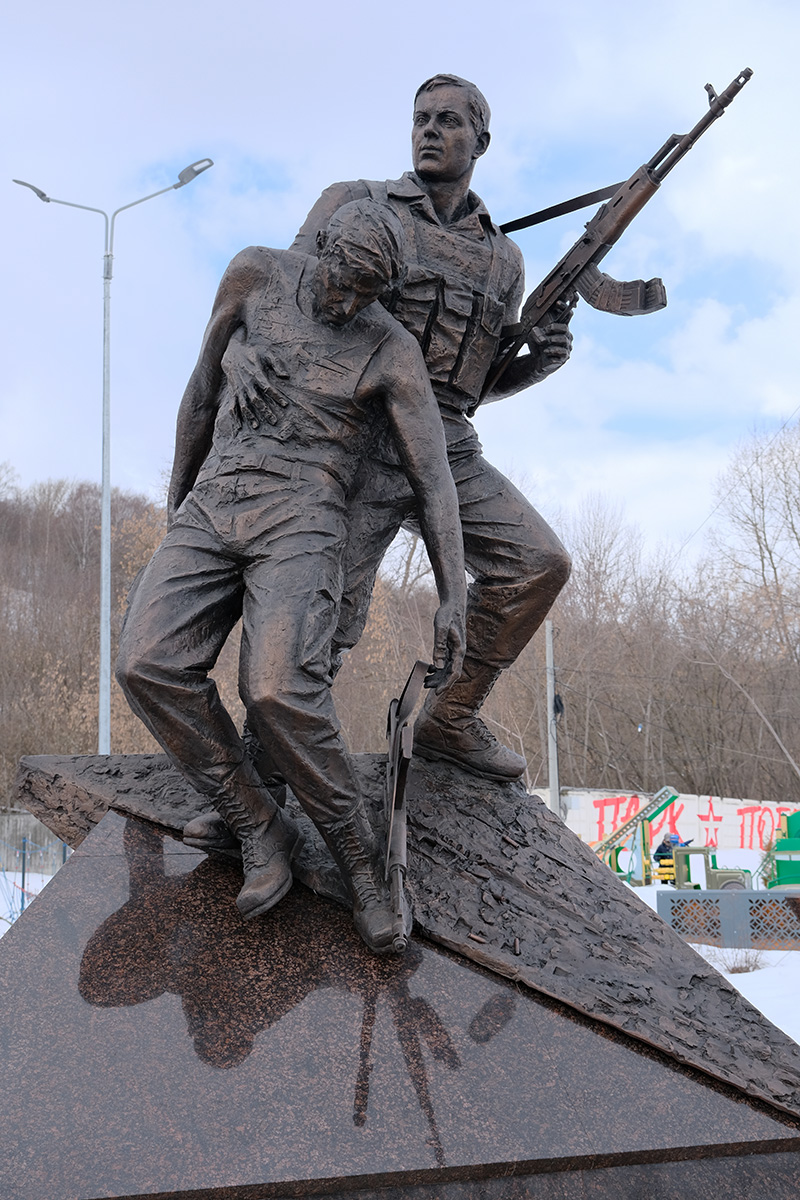 Памятник герою России Крупинову Анатолию Александровичу
